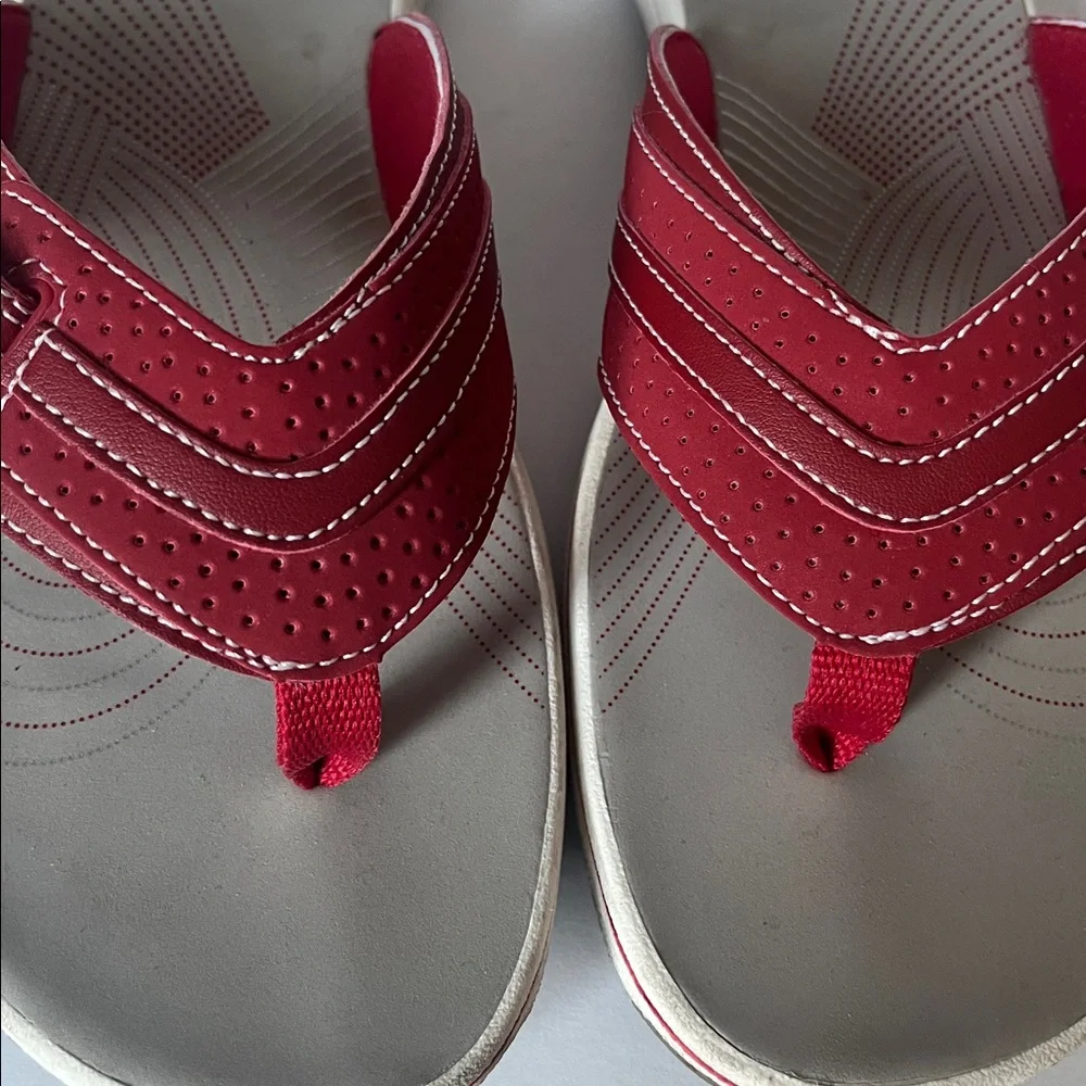 Clarks Red Cloudsteppers Women's Thong Sandals - Picture 6 of 9